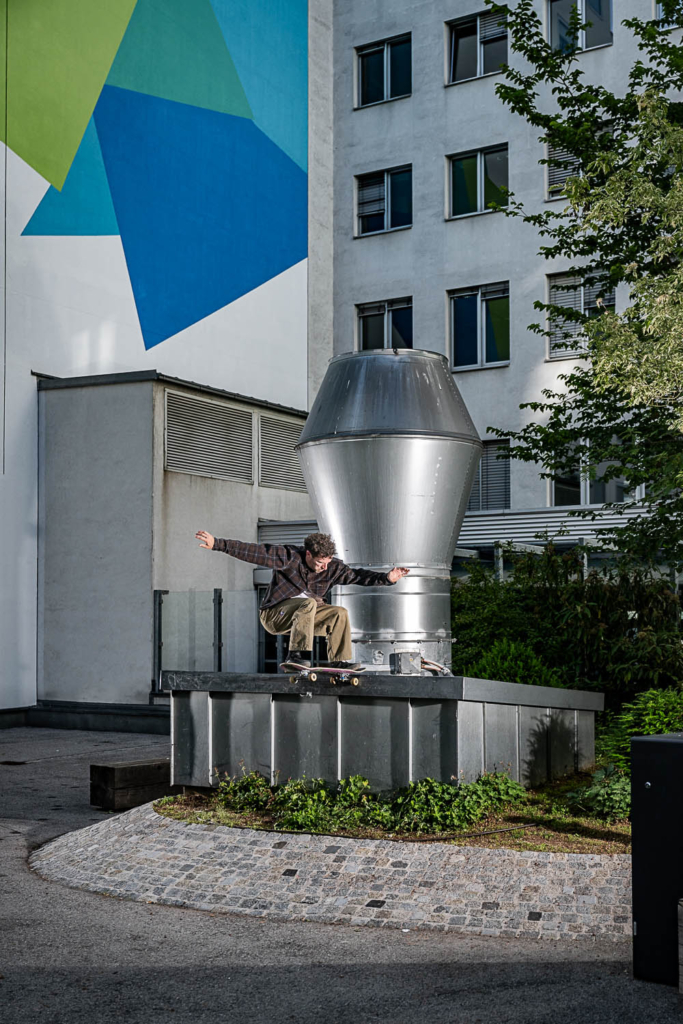 Mika Germond, noseslide. Photo: Loïc Benoit.